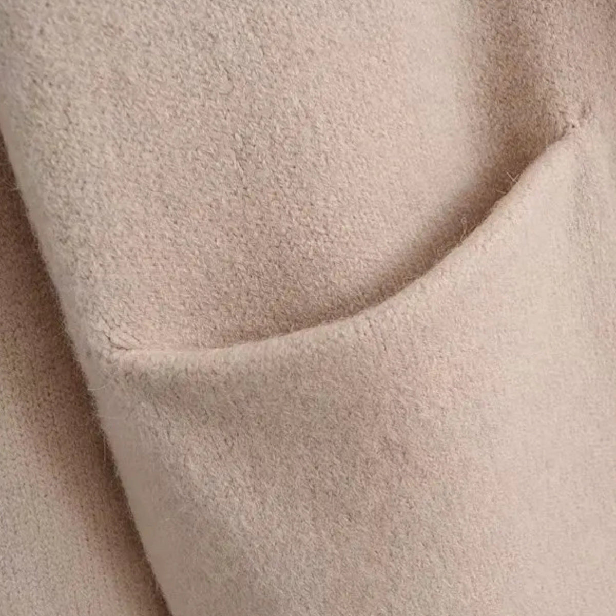Women’s Stylish Thick Knitted Warm Cardigan with V-Neckline and Discreet Pockets